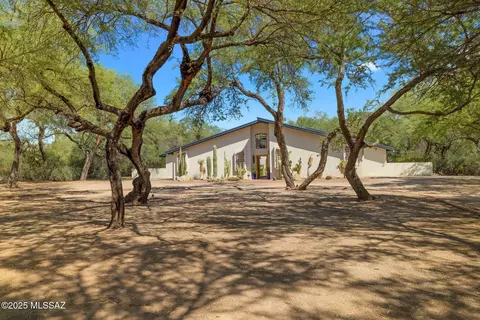 2042 N Soldier Trl, Tucson, AZ 85749