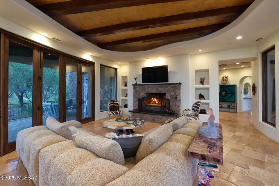 Living - 13971 N Jims Deadend Pl, Marana, AZ 85658 photo 2 of 5