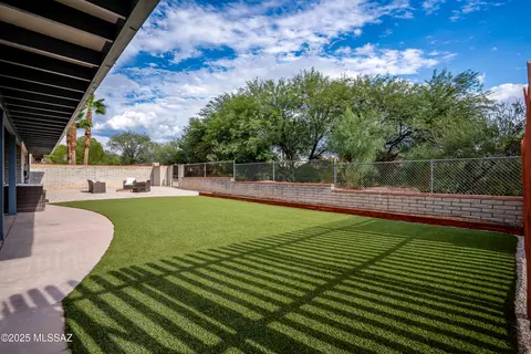 9202 E Roberto St, Tucson, AZ 85710 photo 2