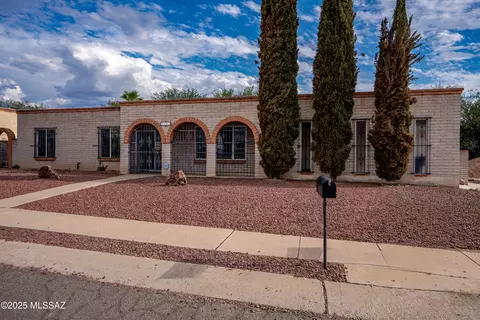 9202 E Roberto St, Tucson, AZ 85710
