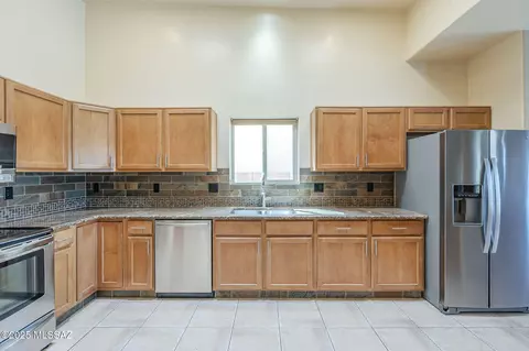 Kitchen - 60554 E Broken Bit Pl, Saddlebrooke, AZ 85739 photo 5 of 6