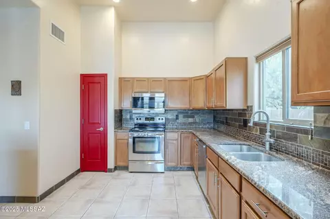 Kitchen - 60554 E Broken Bit Pl, Saddlebrooke, AZ 85739 photo 4 of 6