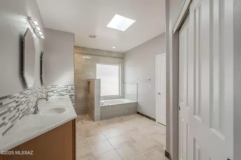 Bath - 60554 E Broken Bit Pl, Saddlebrooke, AZ 85739 photo 2 of 5