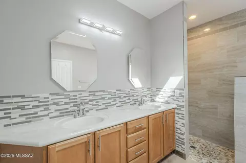 Bath - 60554 E Broken Bit Pl, Saddlebrooke, AZ 85739 photo 3 of 5