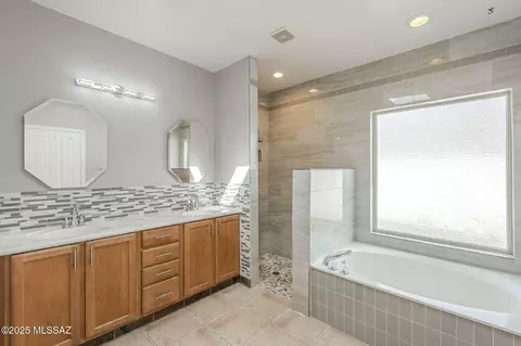 Bath - 60554 E Broken Bit Pl, Saddlebrooke, AZ 85739 photo 1 of 5