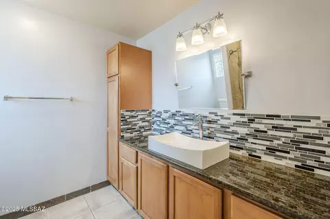Bath - 60554 E Broken Bit Pl, Saddlebrooke, AZ 85739 photo 4 of 5