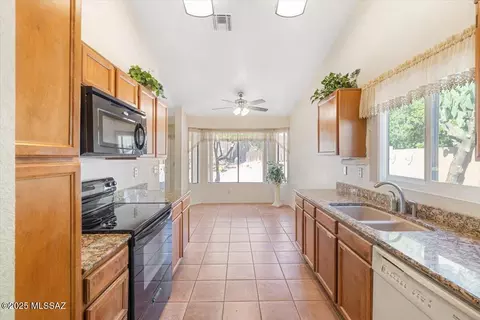 7904 N Roundstone Dr, Tucson, AZ 85741