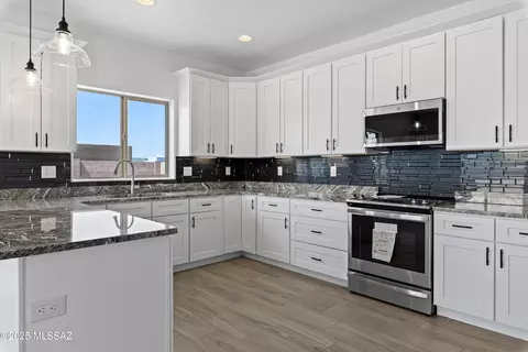 Kitchen - 913 N Blue Slate Dr N, Vail, AZ 85641 photo 2 of 4