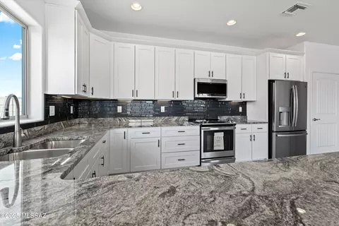Kitchen - 913 N Blue Slate Dr N, Vail, AZ 85641 photo 3 of 4