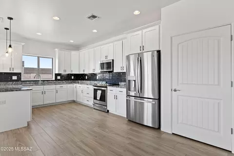 Kitchen - 913 N Blue Slate Dr N, Vail, AZ 85641 photo 4 of 4