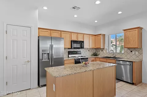 Kitchen - 60890 Eagle Heights Dr, Tucson, AZ 85739 photo 1 of 3