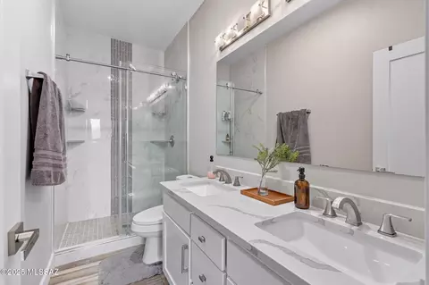 Bath - 232 E Jacinto St, Tucson, AZ 85705 photo 1 of 3