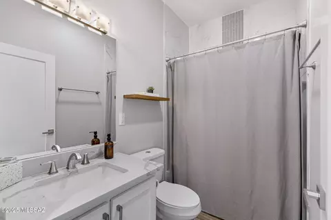 Bath - 232 E Jacinto St, Tucson, AZ 85705 photo 3 of 3