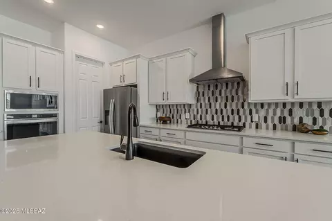 Kitchen - 12756 E Tortoise Pointe Pl, Vail, AZ 85641 photo 4 of 5