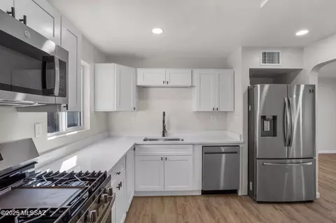Kitchen - 4550 E 6th St, Tucson, AZ 85711 photo 1 of 4