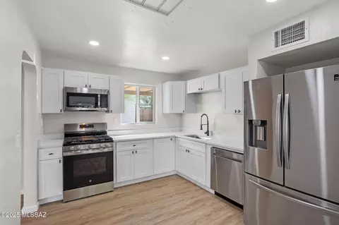 Kitchen - 4550 E 6th St, Tucson, AZ 85711 photo 2 of 4
