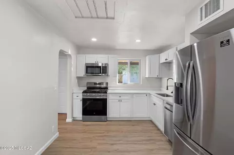 Kitchen - 4550 E 6th St, Tucson, AZ 85711 photo 3 of 4