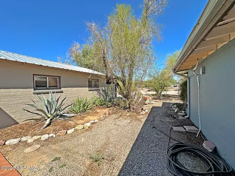 Exterior - 4054 E Montecito St, Tucson, AZ 85711 photo 8 of 13
