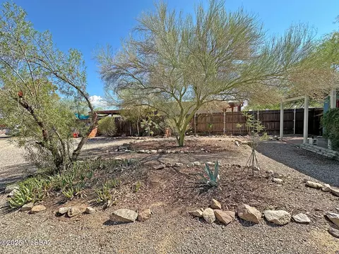 Exterior - 4054 E Montecito St, Tucson, AZ 85711 photo 10 of 13