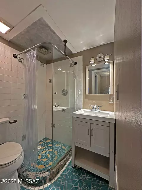 Bath - 4054 E Montecito St, Tucson, AZ 85711 photo 1 of 4