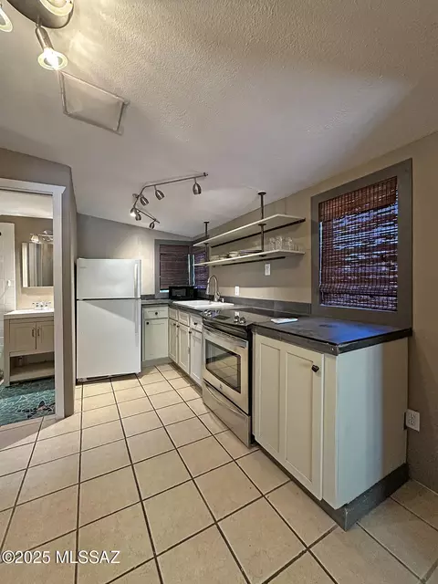Kitchen - 4054 E Montecito St, Tucson, AZ 85711 photo 1 of 6