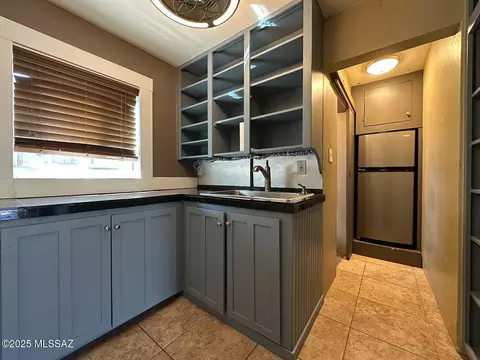 Kitchen - 4054 E Montecito St, Tucson, AZ 85711 photo 5 of 6