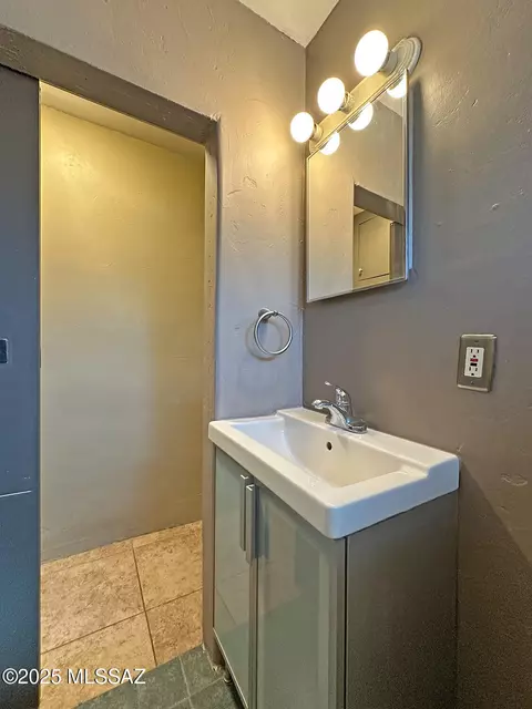Bath - 4054 E Montecito St, Tucson, AZ 85711 photo 2 of 4