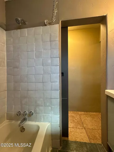 Bath - 4054 E Montecito St, Tucson, AZ 85711 photo 3 of 4