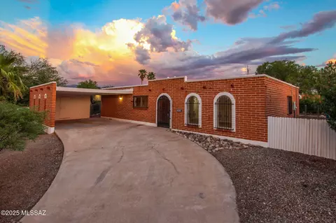 8724 E Kenyon Dr, Tucson, AZ 85710