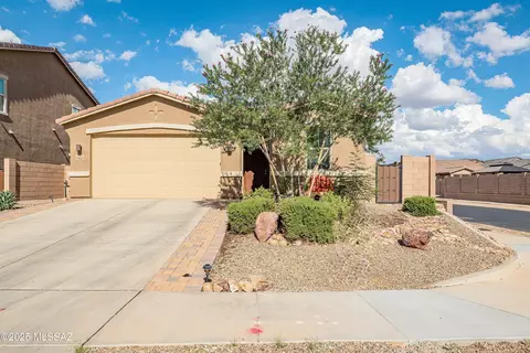 7821 S Wolf Creek Dr, Tucson, AZ 85757