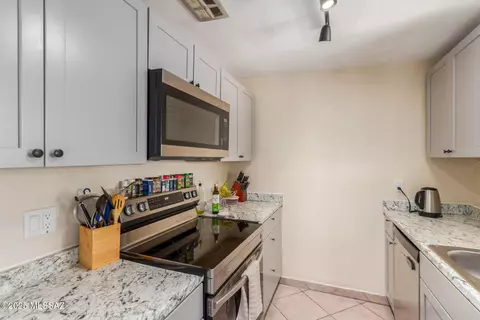 Kitchen - 7100 E Lilac Pl, Tucson, AZ 85730 photo 2 of 4