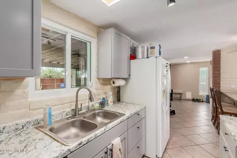 Kitchen - 7100 E Lilac Pl, Tucson, AZ 85730 photo 3 of 4
