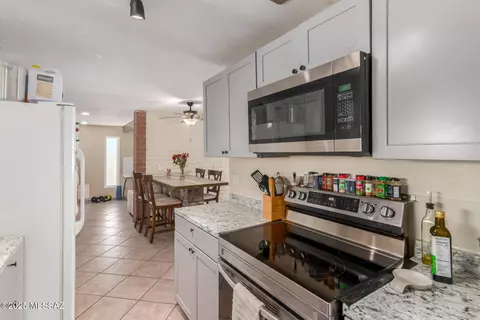 Kitchen - 7100 E Lilac Pl, Tucson, AZ 85730 photo 4 of 4