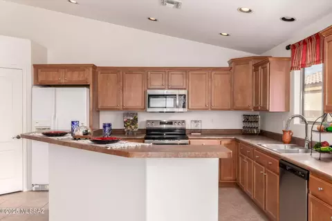 Kitchen - 10562 E Bonpland Willow Dr, Tucson, AZ 85747 photo 5 of 6
