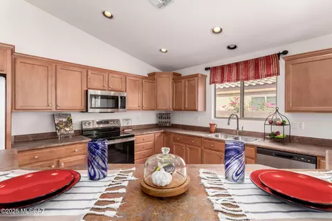 Kitchen - 10562 E Bonpland Willow Dr, Tucson, AZ 85747 photo 6 of 6
