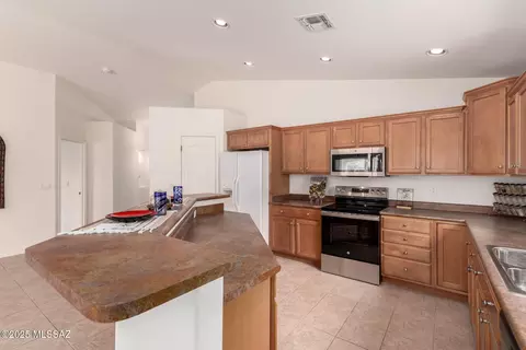 Kitchen - 10562 E Bonpland Willow Dr, Tucson, AZ 85747 photo 4 of 6