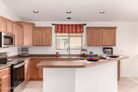 Kitchen - 10562 E Bonpland Willow Dr, Tucson, AZ 85747 photo 3 of 6