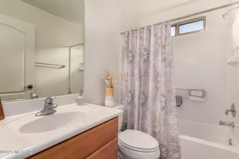Bath - 10562 E Bonpland Willow Dr, Tucson, AZ 85747 photo 2 of 2