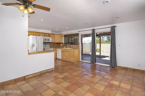 Kitchen - 9551 E 30th St, Tucson, AZ 85748 photo 4 of 4