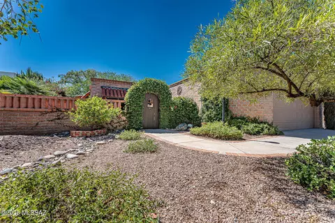 1689 W Calle Hacienda, Green Valley, AZ 85622