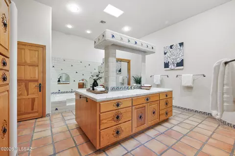 Bath - 7185 E Desert Moon Loop, Tucson, AZ 85750 photo 2 of 7