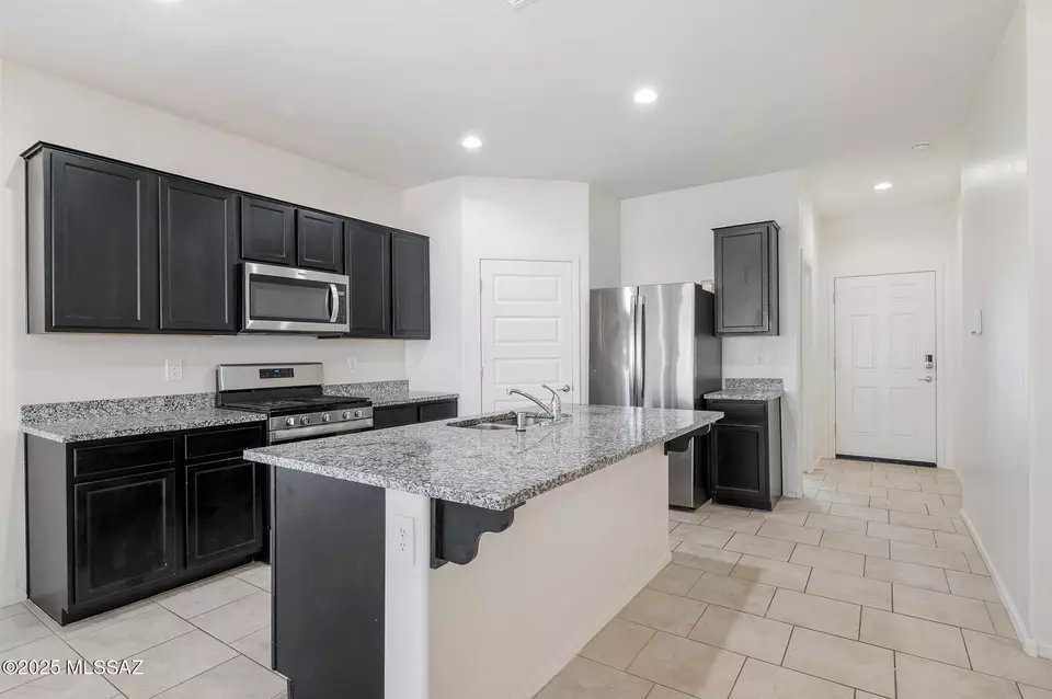 Kitchen - 9292 W Creosote Rain Dr, Marana, AZ 85653 photo 2 of 5