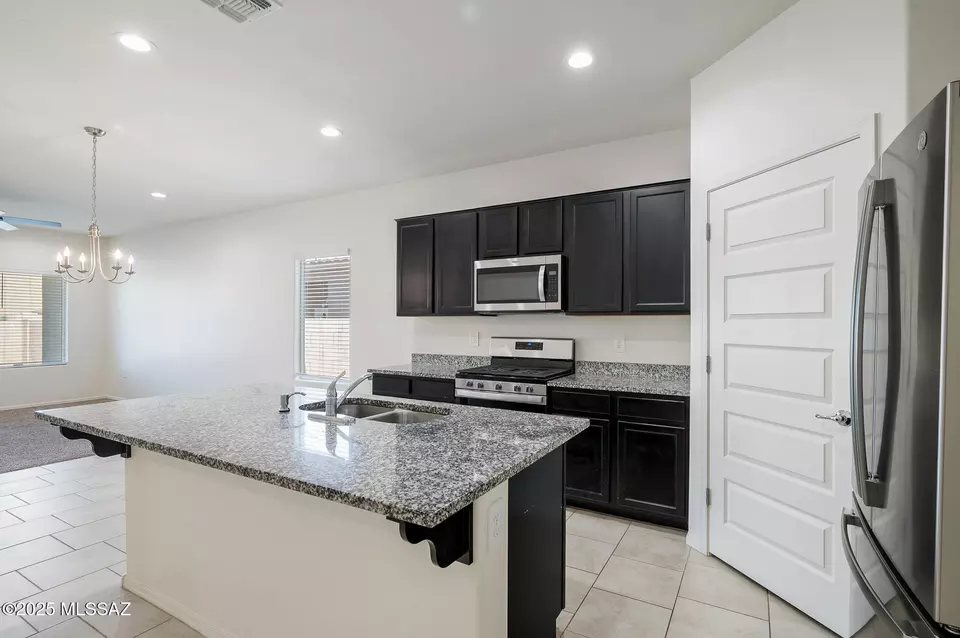 Kitchen - 9292 W Creosote Rain Dr, Marana, AZ 85653 photo 4 of 5