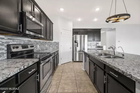 Kitchen - 8889 E Abrams Loop, Tucson, AZ 85710 photo 2 of 2