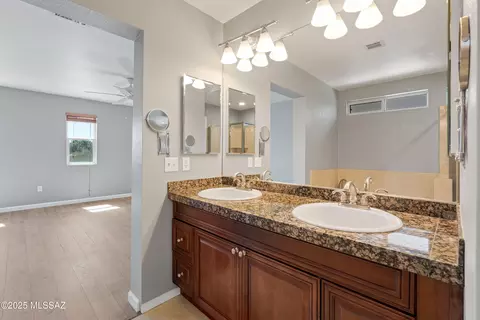 Bath - 5741 E Bellow Ln, Tucson, AZ 85712 photo 3 of 7