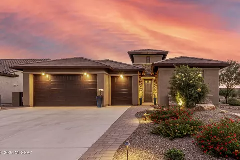 1402 E Claystone Dr, Green Valley, AZ 85614