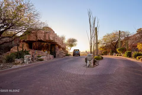 7351 N Secret Canyon Dr, Tucson, AZ 85718