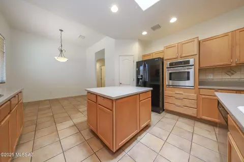 Kitchen - 14085 E Copper Mesa Ct, Vail, AZ 85641 photo 6 of 6