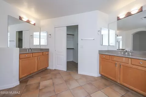 Bath - 14085 E Copper Mesa Ct, Vail, AZ 85641 photo 2 of 5