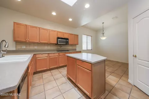 Kitchen - 14085 E Copper Mesa Ct, Vail, AZ 85641 photo 4 of 6